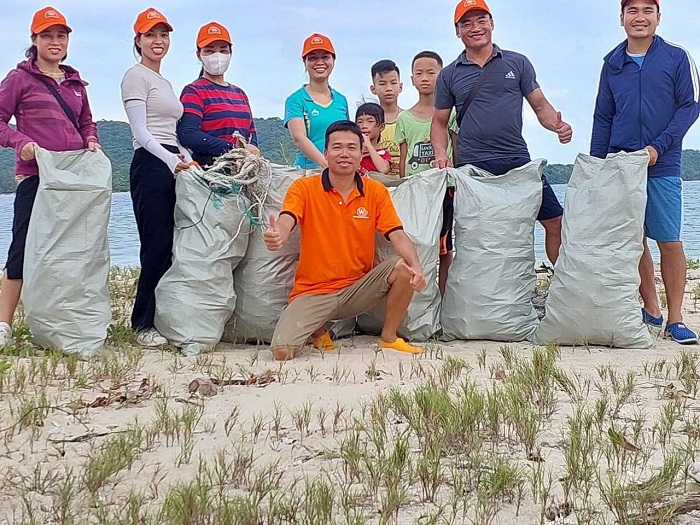 Doanh nghiệp du lịch, lữ hành Cô Tô (Quảng Ninh) đồng loạt ra quân dọn vệ sinh bãi biển