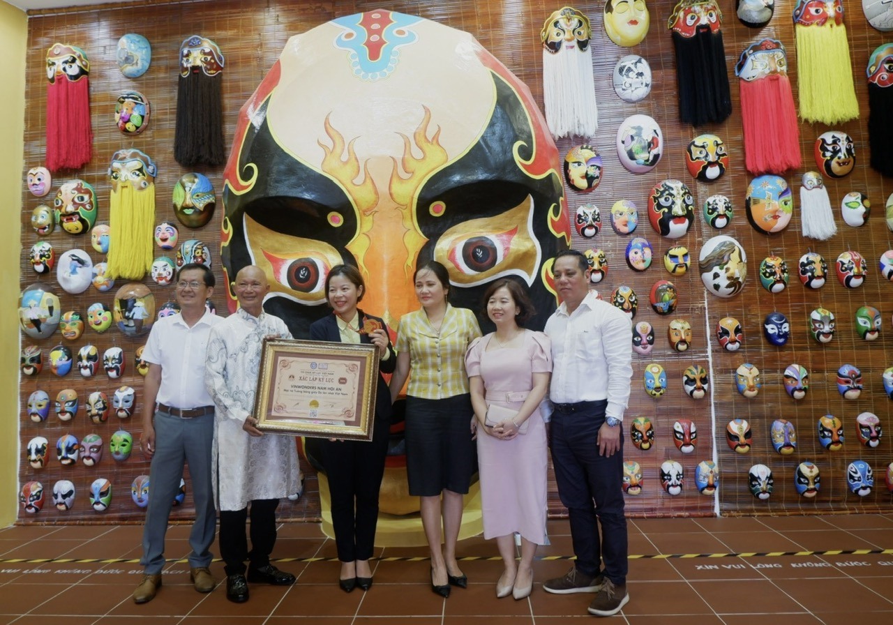 Công bố kỷ lục "Mặt nạ tuồng bằng giấy dó lớn nhất Việt Nam"