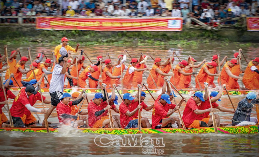 Cù lao Dung (An Thạnh 1, An Thạnh 2, An Thạnh 3, An Thạnh Ðông, An Thạnh Nam, An Thạnh Tây, Ðại Ân 1) được xem là “Vương quốc bần” của miền Tây, đến đây du khách được trải nghiệm, khám phá và tận mắt thấy bãi bồi lớn đang vươn mình ra biển Ðông.