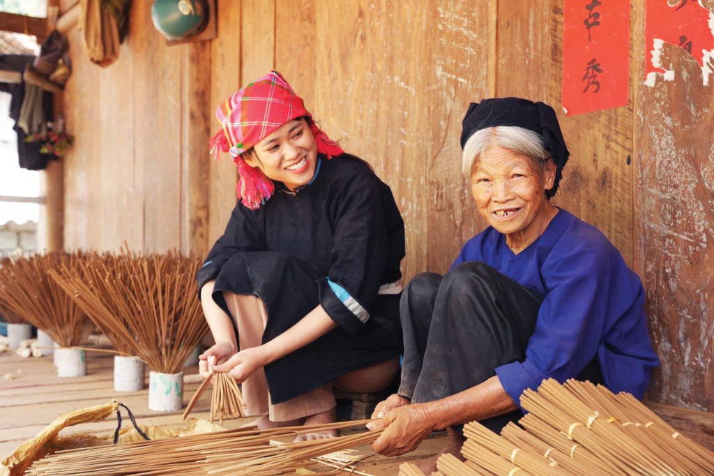 Đến làng hương Phja Thắp, xóm Đoàn Kết, xã Phúc Sen (Quảng Hòa), khách du lịch sẽ được mặc trang phục dân tộc và trải nghiệm các công đoạn làm hương.