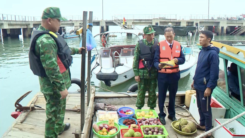 Quảng Ninh: Xử lý 2 phương tiện bán hàng rong đeo bám khách du lịch trên Vịnh Hạ Long