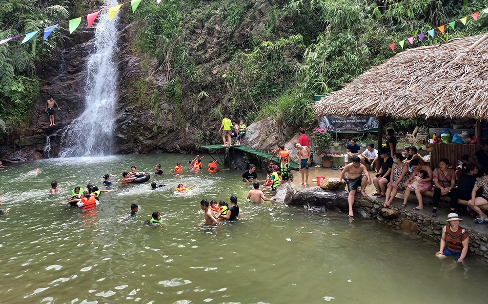 Yên Bái: Thác nước tự nhiên hút khách ngày nóng
