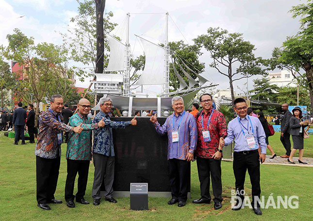  -The Indonesia delegates posing for a souvenir photo at the park (Photo: DNO/ Hoang Hiep)